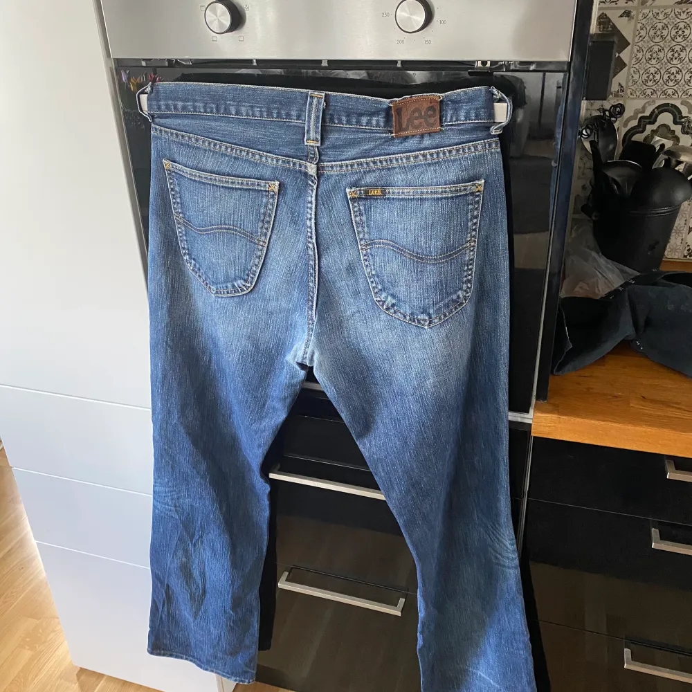Fina Lee jeans med lite utsvängda ben  W.34 L.36. Jeans & Byxor.