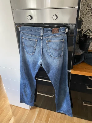 Lee jeans i gott skick W.34 L.36 - Fina Lee jeans med lite utsvängda ben  W.34 L.36