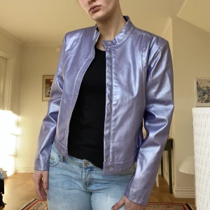 Metallic skinnjacka - Äkta läder. Storlek M. Inga defekter. Metallic, skimrar åt lavendelhållet. 