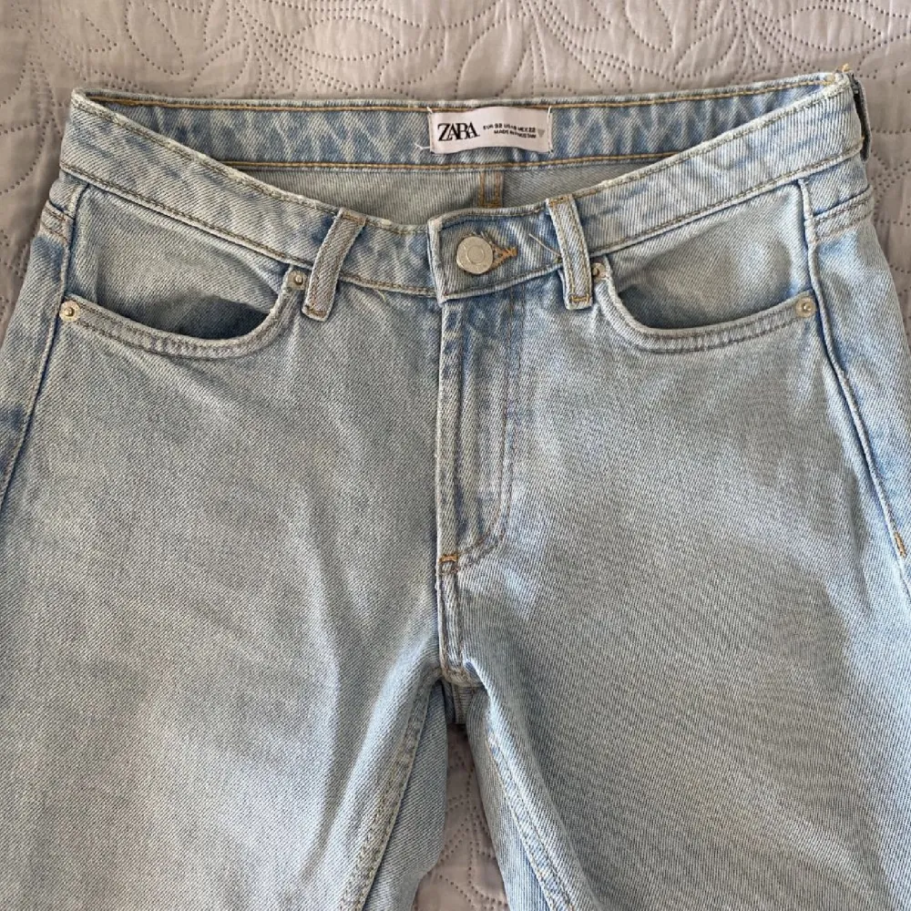 Säljer ett par jättesnygga lågmidjade jeans från Zara i storlek 34❤️köp direkt för 550kr. Jeans & Byxor.