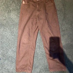 Bruna polar jeans - As coola jeans från polar. Jätte bra skick och relativt oanvänd. Säljer för att jag använder aldrig.