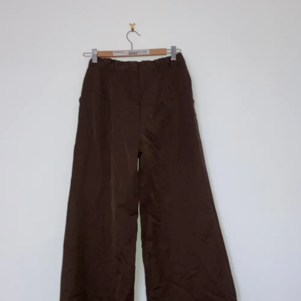 Kostym-ish byxor med flare!! Snygga, sköna och ger väldigt mycket vintage-känsla!! Midjemått är ca. 36 cm (diameter) och längd är ca. 48 cm💞. Jeans & Byxor.