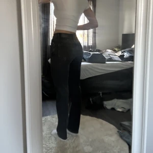 Jeans - Jeans från gina tricot. De är kanska raka i modellen och använda en gång. Jag är 170cm