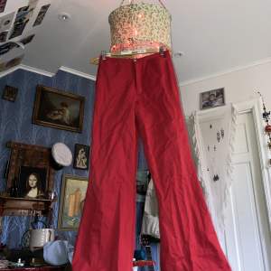 Skitsnygga vintage byxor med flare som jag tyvärr har växt ur och därav säljer! Midjemått ca. 38 cm (diameter) och längd ca. 110 cm!🪐