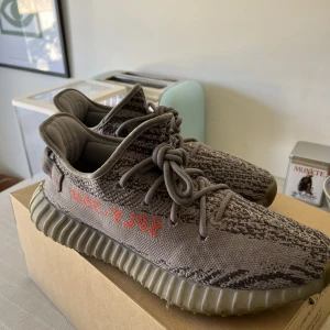 Yeezy beluga 350 v2 - Yeezy belugas köpta från sneakershyllan i Stockholm och är numera för små samt så har de använts cirka 20 gånger