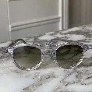 Chimi 02 - Ett par snygga chimi 02 glasögon i riktigt bra skick med skön toning på glaset. Case medföljer. Glasögonen förbeställs så frakten tar ca 3 extra arbetsdagar. Skriv om ni har fler frågor 