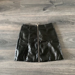 Svart kjol - Svart glansig kjol från Stay.  Strl S. 