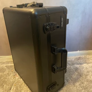 Sminkväska  - En sminkväska. Modell som en resväska med hjul. Fint skick aldrig använd från INGLOT. 