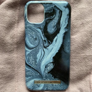 mobilskal - säljer ett jättefint mobilskal i färgen sapphire swirl från ideal of sweden. bra skick och inga större skador 🙌 plicks fraktpriser brukar ej stämma 