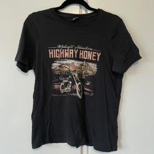 T-shirt  - T-shirt i storlek M från Gina tricot. 45 kr + frakt🥰