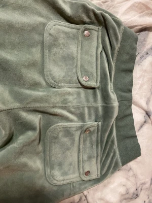 Jucie byxor  - Säljer mina juciy byxor i storlek XSS då dem inte är min stil längre,dem är i bra skick!Kan skickas men också hämtas i Västerås!