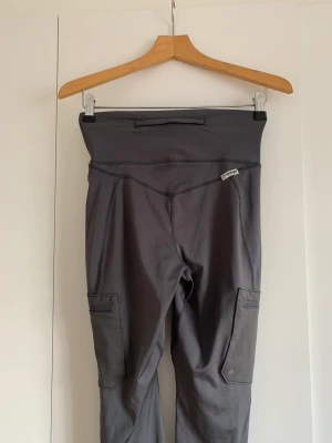 Wrangler träningsbyxor - Wrangler träningsbyxor st S. Väldigt praktiska med flera fickor, bra kvalité och fin passform. Höga i midjan. Använda en gång. 