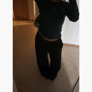 svarta lowwaist mjukisar  - ett par jätte söta lowwaist mjukisar, väldigt stretchiga vid midjan och mjukt material kan skicka mer bilder om det skulle behövas 💗och priset kan diskuteras!!