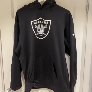 Nike Raiders hoodie - Svart Nike hoodie med Raiders-logo på bröstet och Nike-logo på ärmen. Använd skick. Typ tech-fleece material.