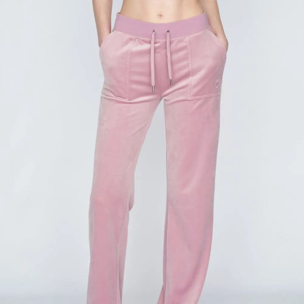 Säljer dessa as snygga juicy byxorna i rosa. Dom är i bra skick och använda enstaka gånger. Skriv för frågor❣️. Jeans & Byxor.