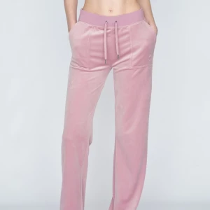 AS SNYGGA JUICY BYXOR - Säljer dessa as snygga juicy byxorna i rosa. Dom är i bra skick och använda enstaka gånger. Skriv för frågor❣️