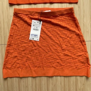 Zara KJOL del av set - Stickad kjol från Zara, del av set. Helt oanvänd, prislapp kvar.