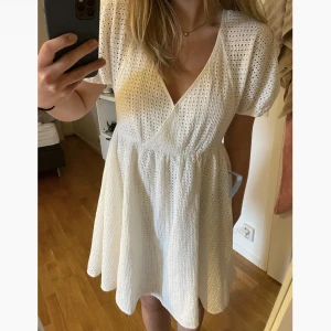 Vit klänning 36 - Jättefin vit klänning från HM med öppen rygg. Helt oanvänd med lappen kvar! Perfekt till student eller skolavslutning💕