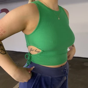 Söt topp - Ett jättefint linne ifrån zara som i princip är oanvänd ☀️storlek medium, köparen står för frakt 💖