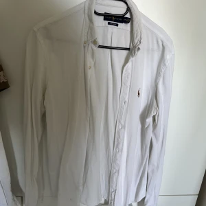 Polo Ralph Lauren skjorta  - Vit Ralph Lauren skjorta använd skick M storlek Obs! Hund finns hemma