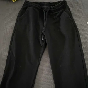 Svarta mjukisbyxor från H&M - Svarta mjukisbyxor från H&M i storlek XS. Ursprungspris 199 kr.