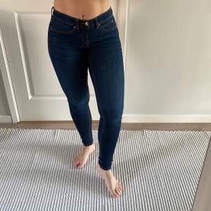 Jeans från Gina Tricot. Skinny, stretch, modell Alex. Väldigt sköna och snygga. 