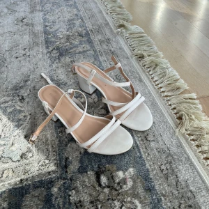 Klackskor till student  - Säljer mina superfina vita klackskor som jag har endast en gång på min studnet! Jättefint skick! Storlek 38! Köpt på Zalando! 💕