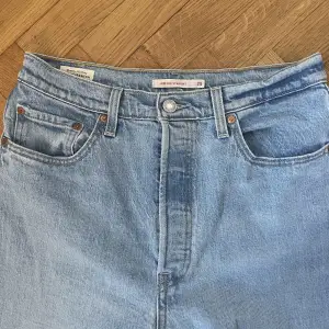 Levi’s rib cage straight W29 L29. Ljus tvätt, mycket bra skick!