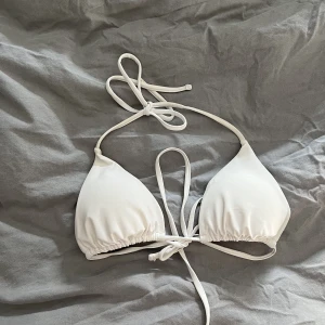 Bikini överdel  - Säljer min vita bikini överdel från bikbok då ja inte använder den. Endast använd en sommar🥰🥰Skriv privat för fler bilder, tryck inte på ”köp nu”