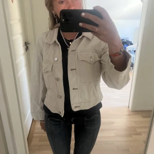 Begie jeans jacka  - Säljer denna begie jackan jag köpte second hand💗