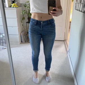 Ljusa jeans American Eagle - Ljusblå jeans med stretch från American Eagle. Mycket bra skick! Storlek: 00/ 24W Regular length Hör av dig i DM vid frågor!☺️