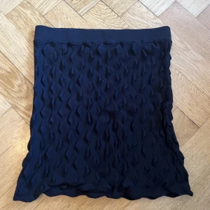 Weekday kjol i trendigt material  - Helt oanvänd kjol från weekday i ballt material✨ 