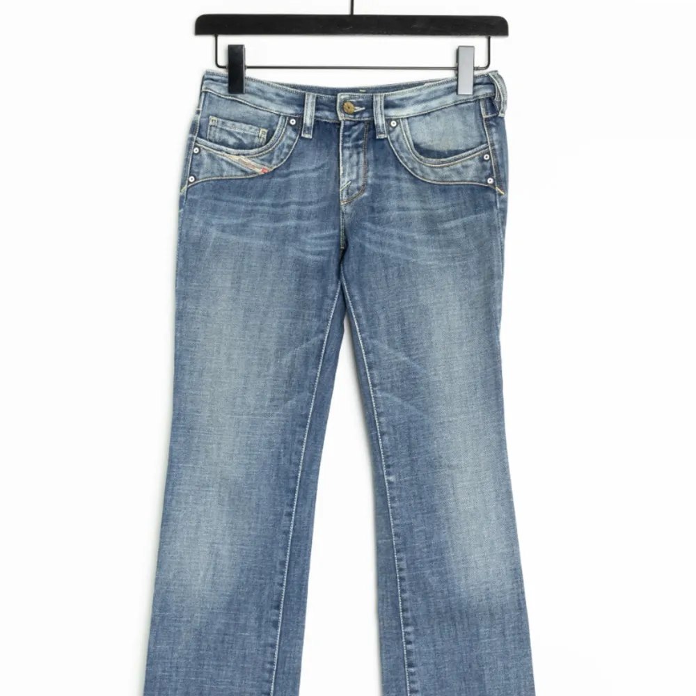 Säljer dessa lågmidjade diesel jeans då dem tyvärr är för små för mig, de är bootcut och skulle säga att de är små i storleken! Så fina med detaljer på fickorna, aldrig använda av mig!💙. Jeans & Byxor.