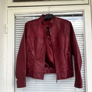 Vintage läderjacka skinnjacka leatherjacket bikerjacket bikerjacka motorcykel motorcykeljacka läder leather  - Vintage läderjacka (äkta läder) säljes. Superfina detaljer, strl: L men upplevs som en strl: M.  