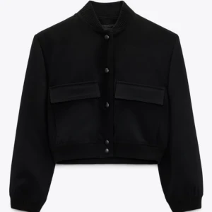 Bomberjacka zara - Säljer denna populära jacka från zara, slutsåld. Okänd med lappar kvar, kan skicka tillbaka armen testar söka här först.