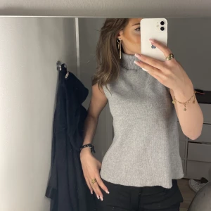 Zara topp - Säljer en fin topp som är stickad ish och har polo. Väldigt bra skick, inga defekter!