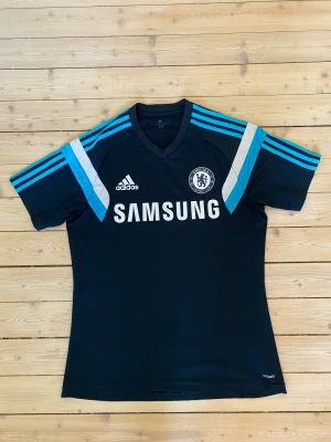 Adidas Chelsea fotboll, (game warm-up) - Storlek M. Mycket bra skick. Match uppvärmings tröja.