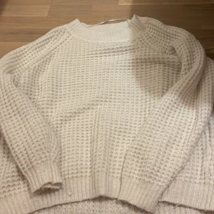 Stickad tröja  - Säljer i ny skick. Alldrig använt.
