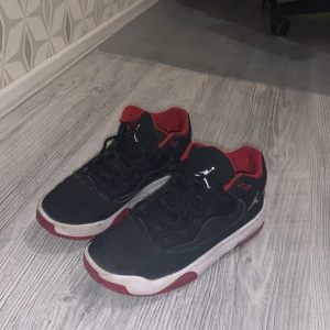 Nike air Jordan max aura 2 - Ett par sköna jordans, skorna är medel mycket användna men är fortfarande i mycket bra form
