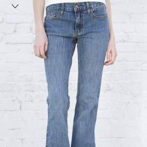 Säljer dessa snygga blåa jeans från Brandy Mellvine. Dem köptes förra året och är sparsamt använda, har sytt in ett skosnöre på insidan så man kan göra dem tajtare i midjan och det skulle behövas. Innerben: 80cm 💗