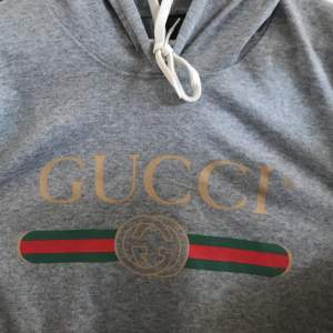 Helt oanvänd grå Gucci hoodie med ett fint skick, passar alla kön. 😀