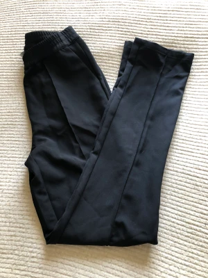 Kostymbyxor - Mjuka och stretchiga kostymbyxor. Väldigt små i storleken, det står XL men är mer som S