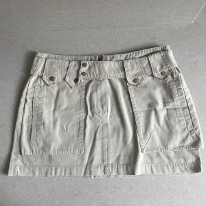 Vintage kjol  - Säljer denna snygga vintage kjol då den inte passar mig! Skulle säga att den passar en S/XS💕skulle säga att den är lite ”grönare” i verkligheten en på bilden 