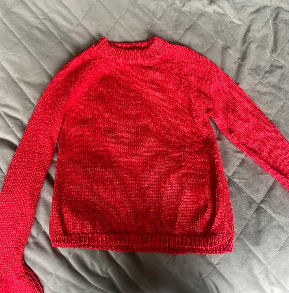 Säljer nu denna stickade tröjan i en super fin och härlig röd färg. Passar perfekt nu till våren och sommaren. Den är lite glittrig i tyget. Köptes förra året. Passar mig som är en S/M.  Säljer för den inte kommer till  användning längre. 💕🌸. Stickat.