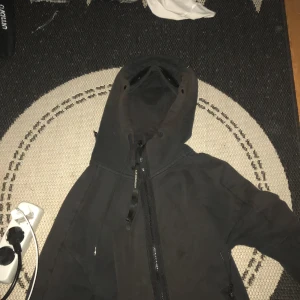 Cp company  - Cp company tröja säljer för 1200 för lite solblekt men jag återställer den och tvättar innna den postar 