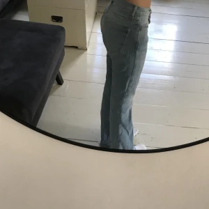 Ljusblåa jeans ifrån Gina 💙 - Fina jeans ifrån Gina. Använda ett par gånger, men fortfarande bra skick!