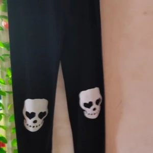 Tights/ leggings med dödskallar. - Oanvända i Nyskick Storlek 8 