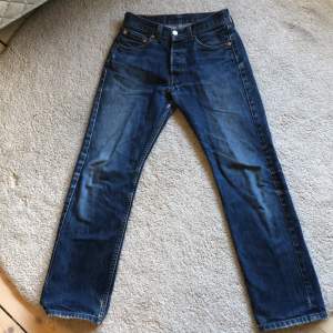 Säljer ett par Levis Jeans lite smått slitna men man tänker inte på det och dem är  fortfarande  snygga. Sälja pga för små.