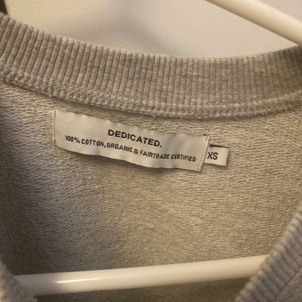 Najs grå sweatshirt köpt på secondhandbutik på Gotland! Ganska liten i storleken. Tröjor & Koftor.