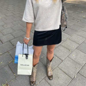 snyggaste cowboybootsen! - säljer mina absolut favvo skor😭 Passar så bra till klänning/kjol och gör verkligen en outfit👊🏼👊🏼 köpta second hand så vet inte vilken storlek men passar mig som har 40!🤠 Buda från 450 eller köp direkt för 699kr❤️